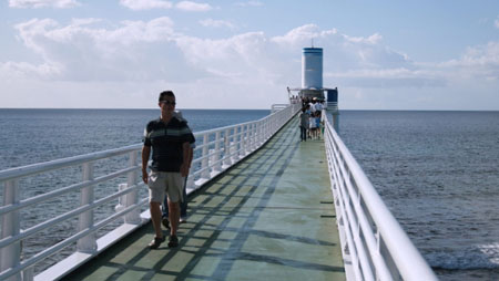 近距离的接触大海 冲绳海中展望塔