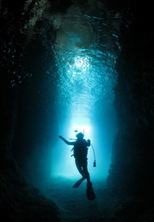 享受梦幻一刻 潜水青色洞窟