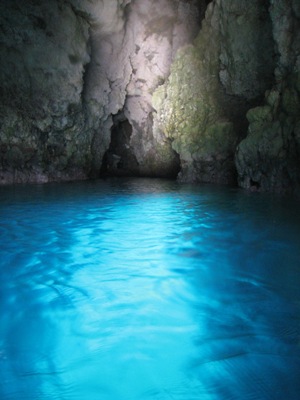 享受梦幻一刻 潜水青色洞窟