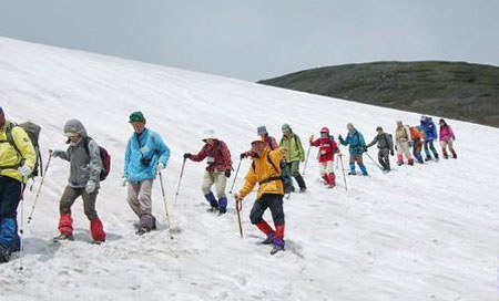日本登山爱好者齐聚北海道大雪山  踏雪寻欢迎接美丽初夏