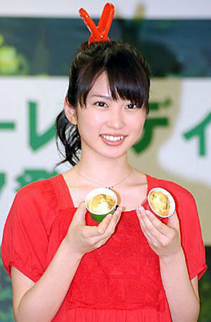 志田未来变身小人阿莉埃蒂 首次大秀厨艺挑战制作香草玛芬