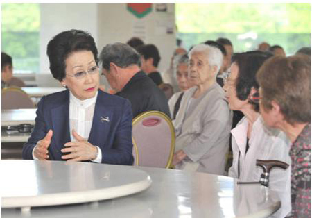 日本常陆宫王妃津轻华子殿下访问岩手县灾区并鼓励灾民
