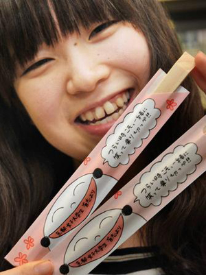 日本京都女子大学学生为地震灾民制作1万双一次性筷子