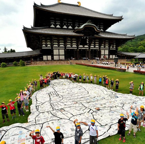 日本小学生为地震灾区制作大佛 鼓励灾区人们
