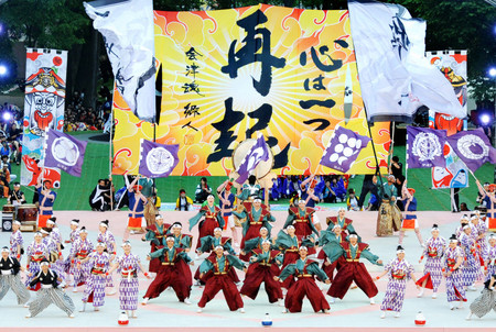 日本地震灾区队伍参加夜来索朗节 祝福地震灾区早日复兴