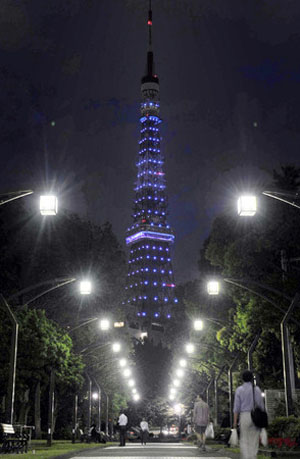 世界难民日东京铁塔灯火效果改为蓝色为灾后复兴祈福