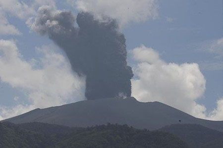 日本新燃岳再次喷发 喷发烟雾冲到1000米高空