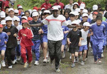 悉尼奥运会马拉松银牌得主慰问日本灾区孩子