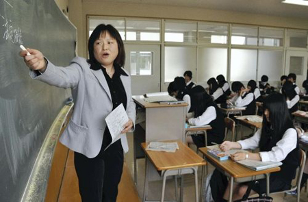中国籍女教师走进日本高中课堂 课堂上穿插中国文化