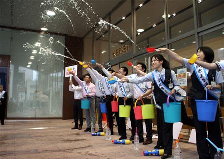 日本京成百货店举行“泼水节” 既吸引顾客又节电