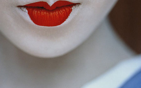 象征日本艺妓秘密生活的红唇