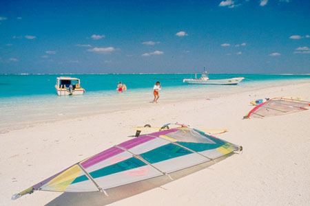 南国海滨的白色洗礼 位于久米岛上的沙滩