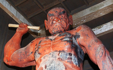 八重山桃林寺内 古老的木制雕像