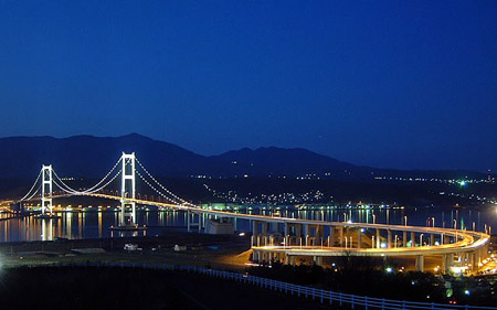 银翼魔术师里的白鸟大桥 北海道独特的悬索桥