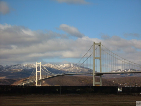 银翼魔术师里的白鸟大桥 北海道独特的悬索桥