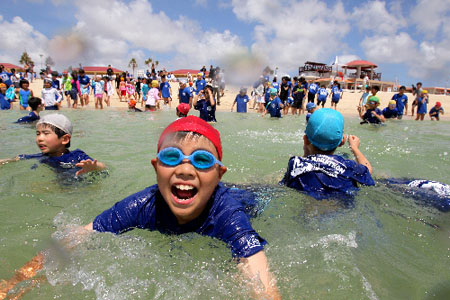 冲绳海滩邀请福岛孩子免费游玩