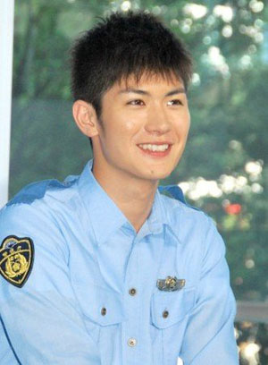 三浦春马时隔8年再现短发造型 新剧饰清爽警校生