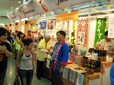 台湾海外食品展销会上冲绳的黑糖、泡盛大受欢迎