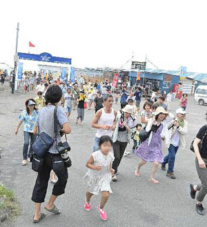 神奈川茅崎市海水浴场350名游客参加海啸避难训练