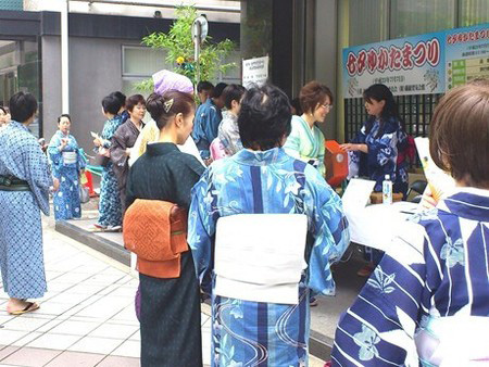 东京人形町举行“七夕浴衣祭”号召民众夏季着浴衣