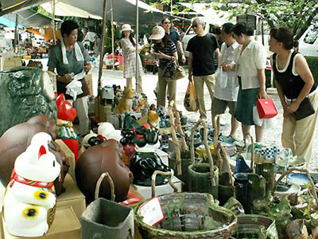京都市千本释迦堂一年一度陶器市场正式拉开序幕链