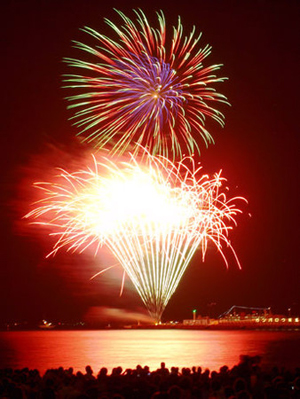 日本横须贺久里滨海岸举行“久里滨佩里祭焰火大会”