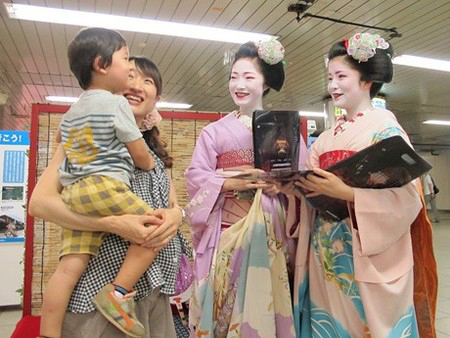 京都歌舞伎在东京jR池袋车站进行京都观光宣传