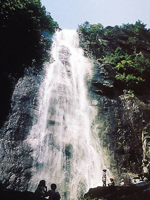 日本瀑布百选之一——行滕瀑布