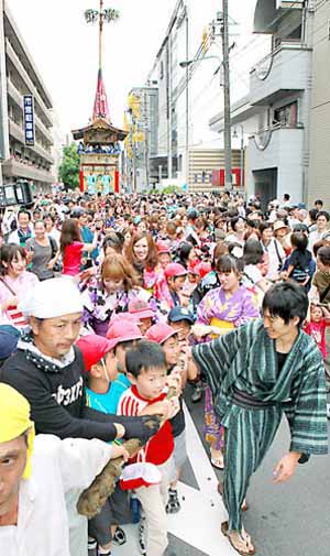日本京都市的袛园祭彩车巡游正式开始