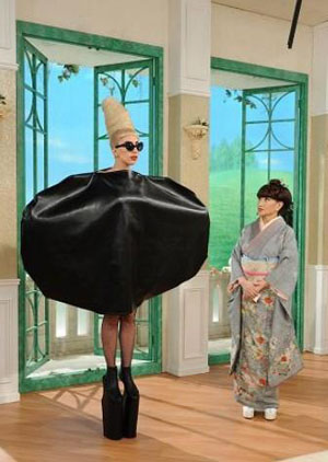 Lady GaGa首次上日本脱口秀节目 巨型黑风筝扮相再次雷倒众人