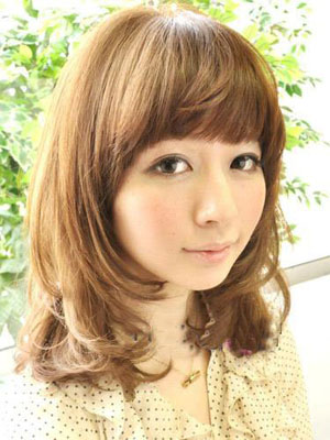 夏日甩掉厚重沉闷感 轻盈日系中长发正当道