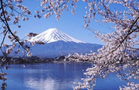 富士山迎来“开山”第一天 四百名游客提前一夜登顶看日出