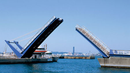 门司港的蓝色翅膀——蓝翼门司吊桥