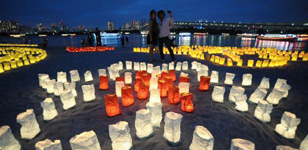 烛光璀璨  “海之日”日本人点燃万支蜡烛表达感恩之情