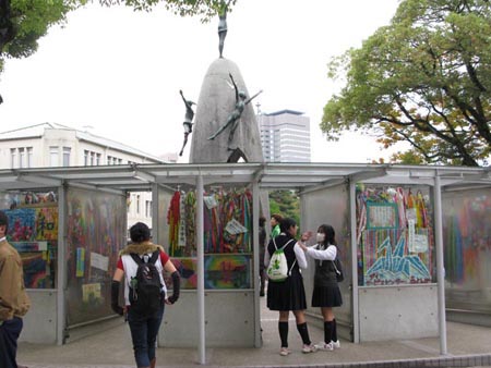 “原爆之子”收到过亿只纸鹤  如何处理难倒景区管理人员