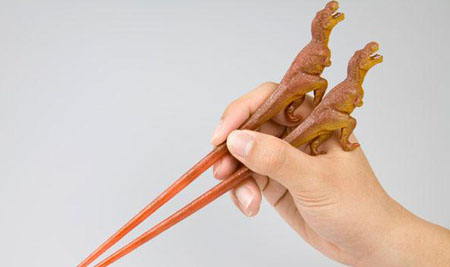 精致日式料理突遇粗狂原始巨兽 日寿屋推出“恐龙筷子”