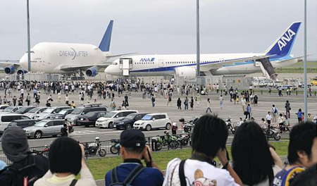 全日空波音787客机首次飞抵日本中部机场 吸引2000多人参观