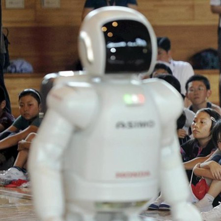 本田双足机器人“ASIMO”为日本地震灾区儿童带去欢乐