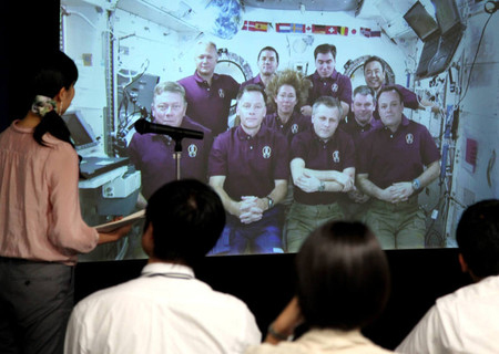 日本宇航员古川聡在太空举行首次记者会 鼓励地震灾区