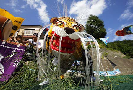 日本釜石市举行夏季祭典 虎舞表达当地复兴期望
