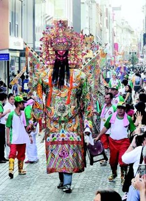 横滨中华街举行彩妆游行 庆祝关帝庙落成150周年