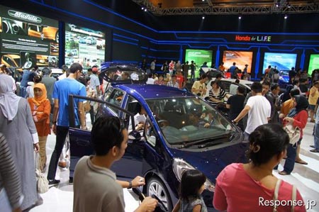 2011年印尼国际车展举行 本田飞度人气不减