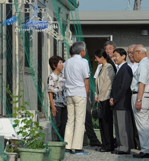 日本皇太子夫妇访问福岛县 慰问当地灾民