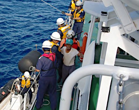 日本冲绳县渔民因渔船故障海上漂流2周后获救