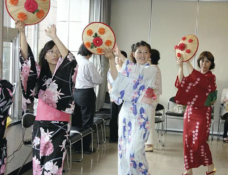 留学生积极融入当地生活 学跳日本传统民族舞蹈