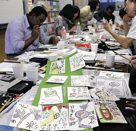 支援灾区复兴 中国留学生挑战制作绘手纸