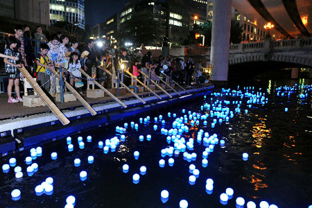 为灾区祈福 东京日本桥举行放水灯活动