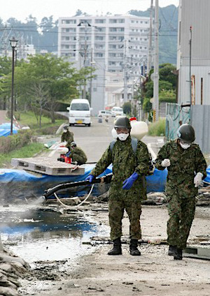 灾区环境持续恶劣 日本自卫队协助处理