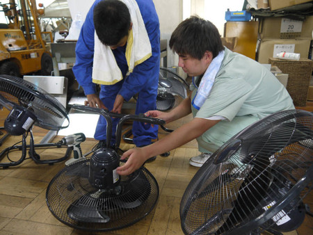 日本高中生改装电风扇 为避难灾民带来凉意
