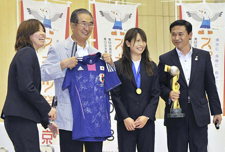 石原慎太郎接见女足代表 希望日本队称霸伦敦奥运会